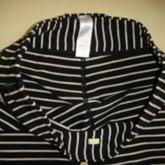 Ivivva Girl by Lululemon 🍋Rhythmic Crop*Luxtreme stripes black white size 12 - Picture 4 of 6
